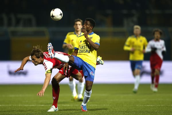 Bartholomew Ogbeche met FC Utrechtspeler Willem Janssen