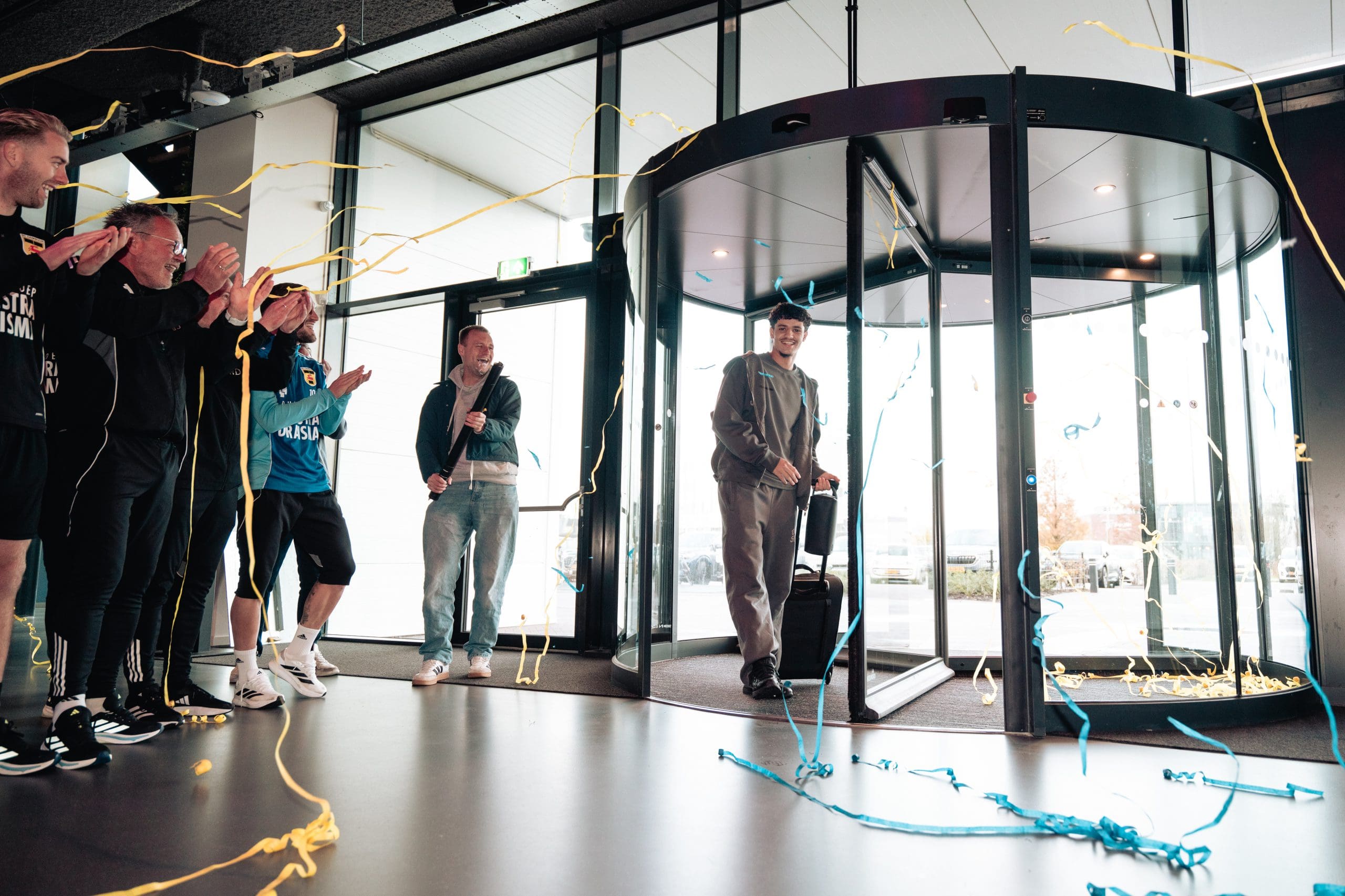 Groots onthaal voor Ismaël Baouf bij terugkomst in Leeuwarden