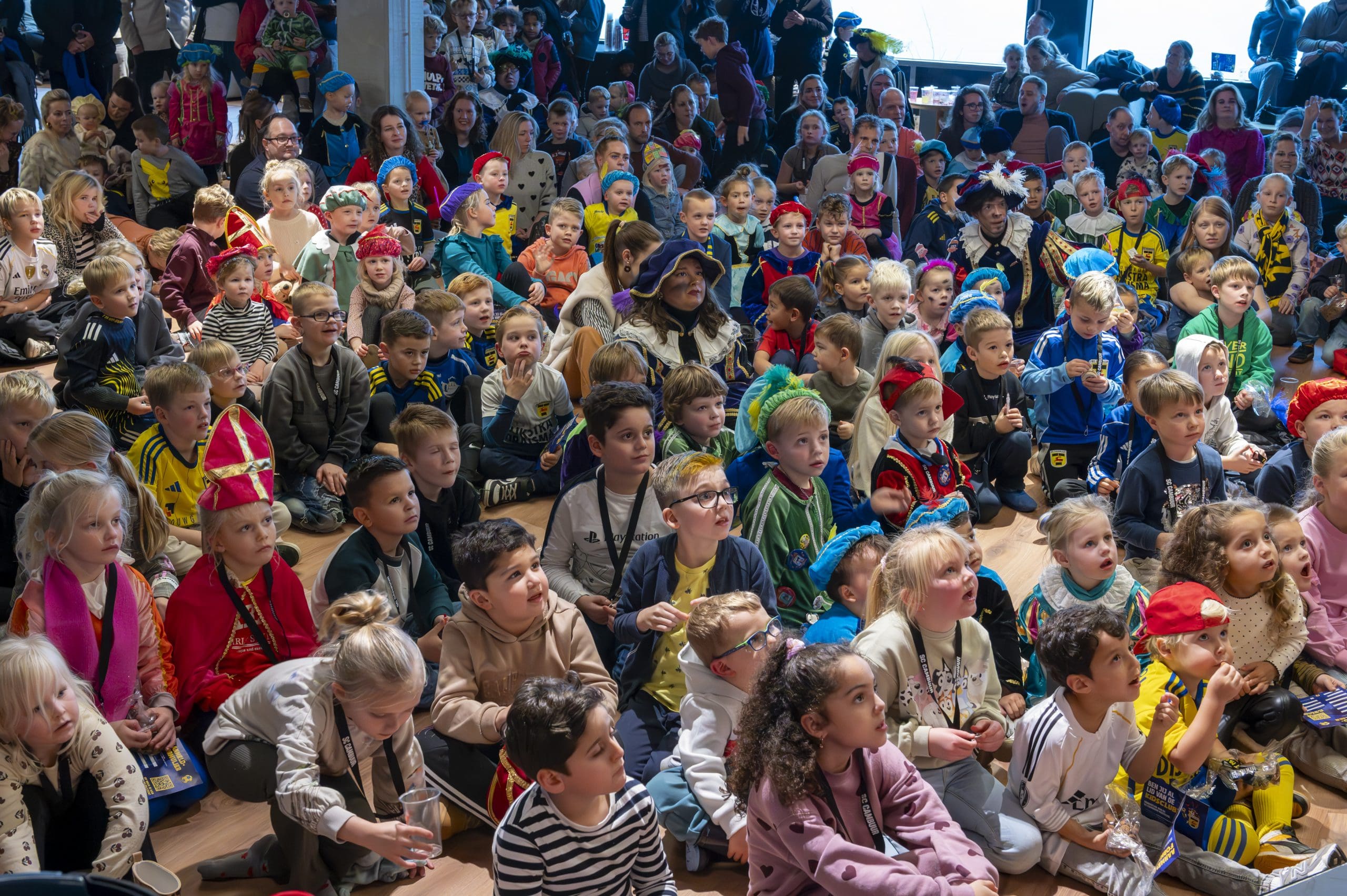 Kinderen massaal naar Kooi Stadion voor Magische Sint Show