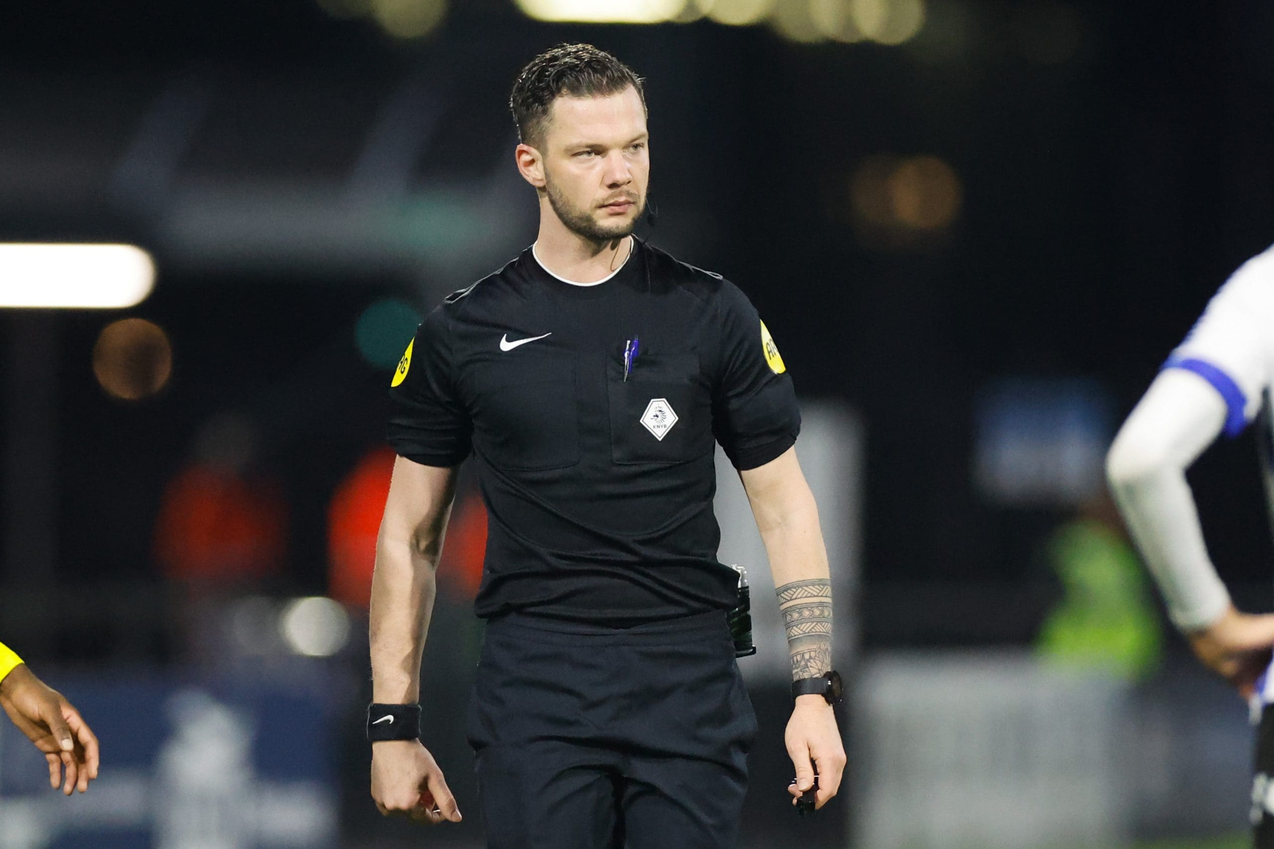 Robin Hensgens scheidsrechter bij FC Emmen – SC Cambuur