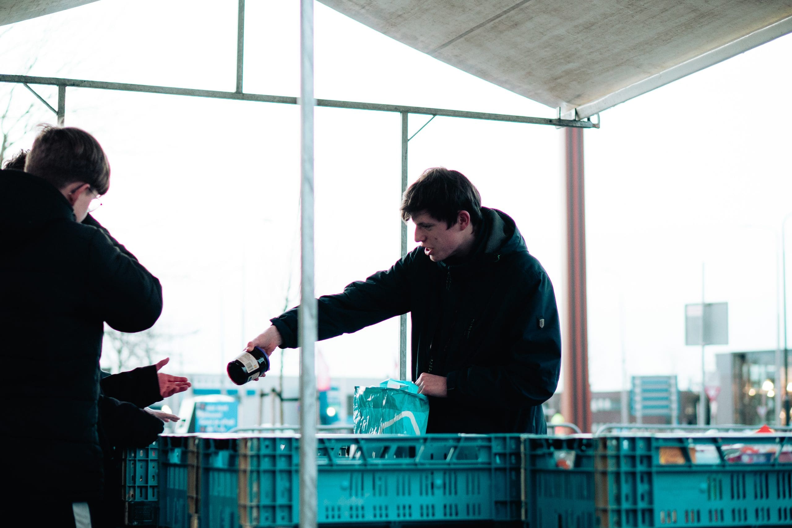Liefst 66 kratten met eten gedoneerd voor Voedselbank Leeuwarden